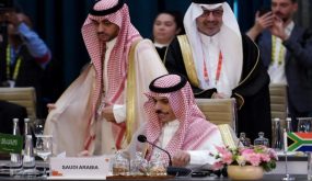 وزير الخارجيه السعودي يلتقي بوزير الخارجيه الصيني في قمه مجموعه العشرين