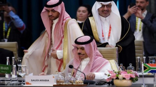 وزير الخارجيه السعودي يلتقي بوزير الخارجيه الصيني في قمه مجموعه العشرين